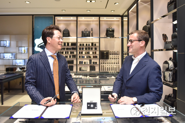 20일 서울 소공동 롯데백화점 본점 에비뉴엘 2층 몽블랑 부티크 매장에서 조좌진 롯데카드 대표이사(왼쪽)와 에릭 에더 몽블랑 코리아 지사장이 제휴 협약을 맺고 기념촬영을 하고 있다. (제공: 롯데카드) ⓒ천지일보 2021.4.20