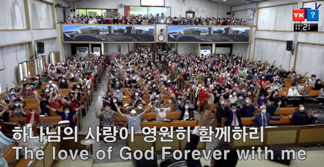 전광훈 목사가 지난 5일 서울 장위동 사랑제일교회에서 진행된 주일전국연합예배에서 설교를 하고 있다. 예배에는 최소 1000여명이 넘는 신도가 참석한 것으로 알려졌다. (출처: 유튜브  너알아TV 캡처)