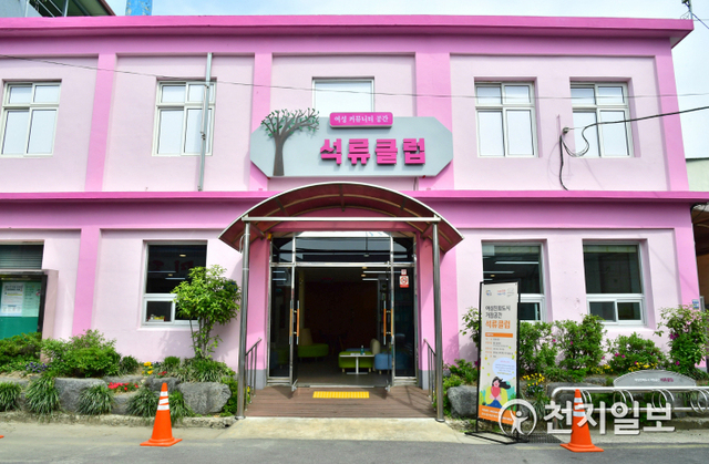 [천지일보 진주=최혜인 기자] 21일 준공된 여성친화도시 거점공간 ‘석류클럽’ 모습. 석류클럽은 165.58㎡ 규모의 구 중앙동행정복지센터 옥봉현장민원실 1층을 리모델링해 회의실·북카페·아기쉼터 등을 갖췄다. 향후 양성평등 문화 확산을 위한 공연·강의·전시 등을 진행하는 등 편안하게 쉴 수 있는 문화 휴식공간으로 활용될 계획이다.이날 조규일 시장은 “석류클럽이 시민을 위한 여성친화 문화공간이자 거점공간, 모두가 함께 즐기고 어울리는 소통의 공간으로 자리매김하길 기대한다”며 “앞으로 다양한 계층의 관심과 요구를 시정에 반영하고 양성평등 문화를 확산시켜나가겠다”고 말했다. (사진 제공: 진주시) ⓒ천지일보 2021.4.21