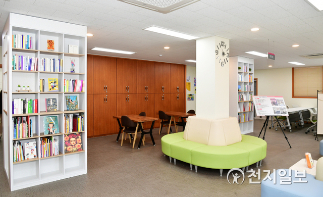 [천지일보 진주=최혜인 기자] 21일 준공된 여성친화도시 거점공간 ‘석류클럽’ 모습. 석류클럽은 165.58㎡ 규모의 구 중앙동행정복지센터 옥봉현장민원실 1층을 리모델링해 회의실·북카페·아기쉼터 등을 갖췄다. 향후 양성평등 문화 확산을 위한 공연·강의·전시 등을 진행하는 등 편안하게 쉴 수 있는 문화 휴식공간으로 활용될 계획이다.이날 조규일 시장은 “석류클럽이 시민을 위한 여성친화 문화공간이자 거점공간, 모두가 함께 즐기고 어울리는 소통의 공간으로 자리매김하길 기대한다”며 “앞으로 다양한 계층의 관심과 요구를 시정에 반영하고 양성평등 문화를 확산시켜나가겠다”고 말했다. (사진 제공: 진주시) ⓒ천지일보 2021.4.21