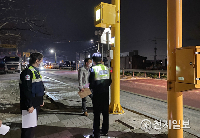 천안서북경찰서가 20일 서북구 입장면 일대에서 민·관·경 합동 범죄예방시설물 점검과 범죄예방 활동을 펼치고 있다. (제공: 천안서북경찰서) ⓒ천지일보 2021.4.21