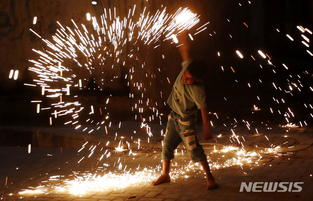 라마단 기간, 불꽃놀이하는 팔레스타인 소년[가자시티=AP/뉴시스] 20일(현지시간) 팔레스타인 가자시티 골목에서 한 소년이 라마단 기간 금식이 끝난 저녁 시간에 불꽃놀이를 하며 놀고 있다.