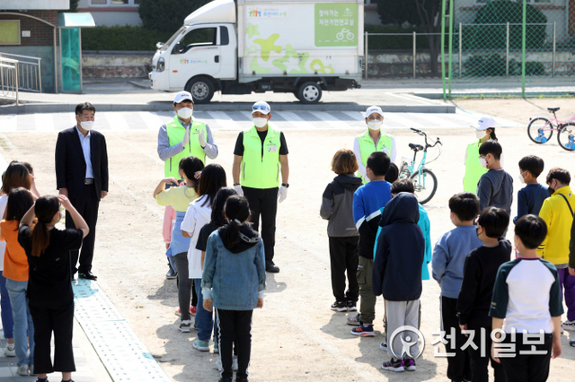 조석환 수원시의장이 21일 세류초등학교에서 ‘찾아가는 자전거 안전교육’에 참여하고 있다. (제공: 수원시의회) ⓒ천지일보 2021.4.21