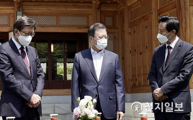 [천지일보=박준성 기자] 문재인 대통령이 21일 청와대 상춘재에서 오세훈 서울시장(오른쪽), 박형준 부산시장(왼쪽)과 오찬 간담회에 앞서 환담하고 있다. (제공: 청와대) ⓒ천지일보 2021.4.21