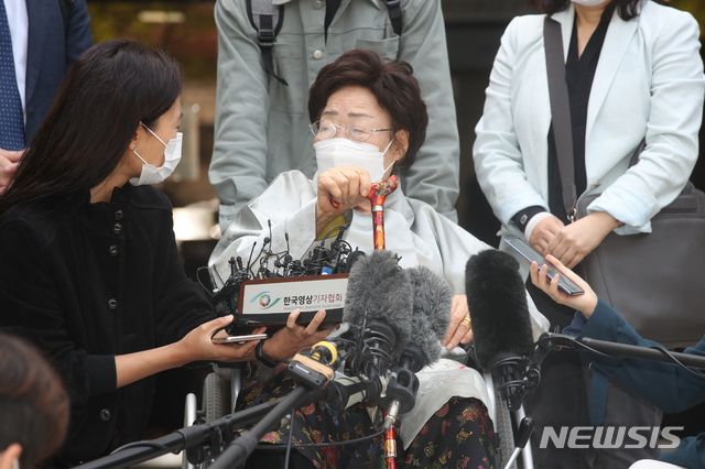 [서울=뉴시스] 이용수 할머니가 21일 오전 서울 서초구 서울중앙지방법원에서 열린 일본군 위안부 피해자와 유족들이 일본을 상대로 제기한 손해배상 청구 소송 선고기일을 마친 뒤 취재진에게 질문을 받고 있다. 서울중앙지법 민사합의15부는 이날 고 곽예남, 김복동 할머니와 이용수 할머니 등 피해자와 유족 20명이 일본을 상대로 낸 손해배상 청구 소송을 각하했다. 2021.04.21.