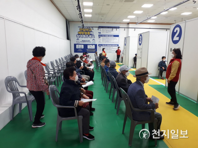 75세 이상 전북 부안군 어르신들이 화이자 코로나19 백신 예방접종을 위해 부안예술회관에서 대기하고 있다. (제공: 부안군) ⓒ천지일보 2021.4.22