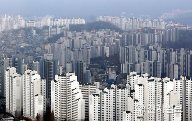 [천지일보=남승우 기자] 서울 여의도 63아트에서 바라본 도심 아파트단지. ⓒ천지일보DB