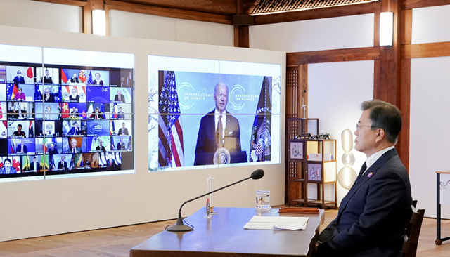 [천지일보=박준성 기자] 문재인 대통령이 22일 청와대 상춘재에서 화상으로 열린 기후정상회의에 참석, 조 바이든 미국 대통령 발언을 듣고 있다. (제공: 청와대) ⓒ천지일보 2021.4.22