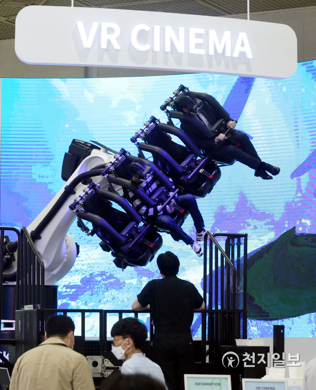 [천지일보=남승우 기자] 21일 서울 강남구 삼성동 코엑스에서 월드IT쇼 2021이 열린 가운데 참관객들이 SKT부스에서 VR체험을 하고 있다. ⓒ천지일보 2021.4.21