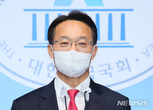 국민의힘 조해진 의원이 23일 서울 여의도 국회 소통관에서 당대표 선거 출마를 선언하고 있다. (출처: 뉴시스)