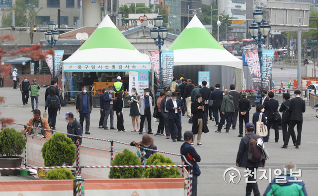 [천지일보=남승우 기자] 신종 코로나바이러스 감염증(코로나19) 신규 확진자가 735명으로 집계된 22일 서울역 광장에 마련된 임시 선별검사소에서 시민들이 검사를 받기 위해 줄을 서서 기다리고 있다. 방역당국에 따르면 이틀째 700명대를 기록, 지난 1월 7일 869명 이후 105일 만에 최대치를 나타냈다. ⓒ천지일보 2021.4.22
