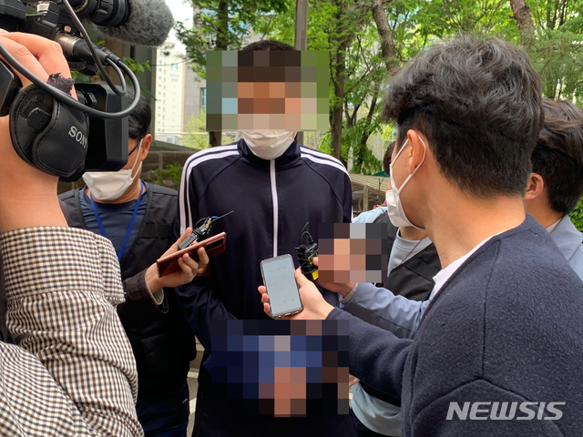 24일 오후 2시50분께 상해 혐의로 입건된 20대 A씨가 피의자 구속 전 피의자 심문(영장실질심사)을 위해 서울서부지법에 들어서고 있다. (출처: 뉴시스)