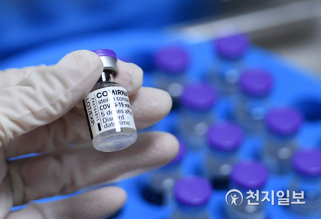 [천지일보=박준성 기자] 코로나19 환자 치료 의료진을 대상으로 한 화이자 백신 접종이 시작된 27일 오전 서울시 중구 국립중앙의료원 중앙예방접종센터 접종실에서 화이자 백신이 상온에 해동을 기다리고 있다. (사진공동취재단) ⓒ천지일보 2021.2.27