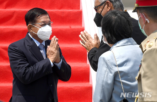 미얀마 ‘쿠데타 주범’인 민 아웅 흘라잉 최고사령관이 24일(현지시간) 인도네시아 자카르타 외곽 탕에랑의 국제공항에 도착해 환영인사와 인사를 나누고 있다. 그는 미얀마 유혈사태를 해결하기 위한 아세안 특별회의 참석차 인도네시아를 방문했다. 2021.04.24 (출처: 뉴시스)