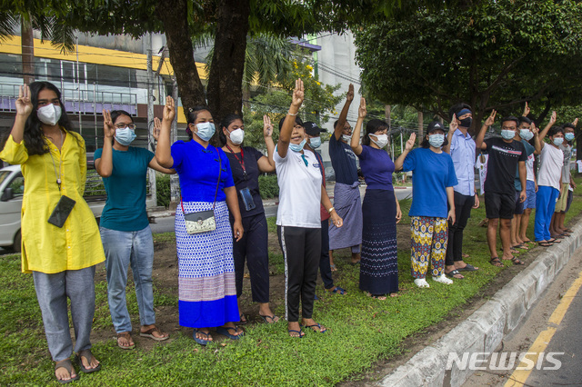 [양곤=AP/뉴시스]21일(현지시간) 미얀마 양곤에서 반 쿠데타 시위대가 세 손가락 경례를 하며 시위에 참여하고 있다. 구호단체와 활동가들은 지난 2월 군부 쿠데타에 따른 분쟁으로 생계를 잃은 사람들의 수가 점점 많아지면서 지역 난민 위기를 초래할 위험이 있다고 경고하고 있다. 유엔미얀마 인권특별보고관은 미얀마 국민 25만 명 정도가 난민 신세가 됐다고 주장했다.