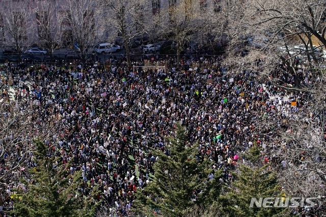 발 디딜 틈 없는 아시아계 증오 중단 촉구 시위 현장	[뉴욕=AP/뉴시스] 21일(현지시간) 미국 뉴욕의 맨해튼 자치구 차이나타운 내 콜럼버스 공원에서 시위대가 아시아계 미국인에 대해 늘어나는 증오와 폭력에 반대하는 집회에 참여하고 있다.