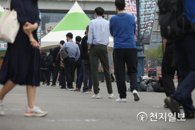 [천지일보=남승우 기자] 신종 코로나바이러스 감염증(코로나19) 신규 확진자가 735명으로 집계된 22일 서울역 광장에 마련된 임시 선별검사소에서 시민들이 검사를 받기 위해 줄을 서서 기다리고 있다. 방역당국에 따르면 이틀째 700명대를 기록, 지난 1월 7일 869명 이후 105일 만에 최대치를 나타냈다. ⓒ천지일보 2021.4.22