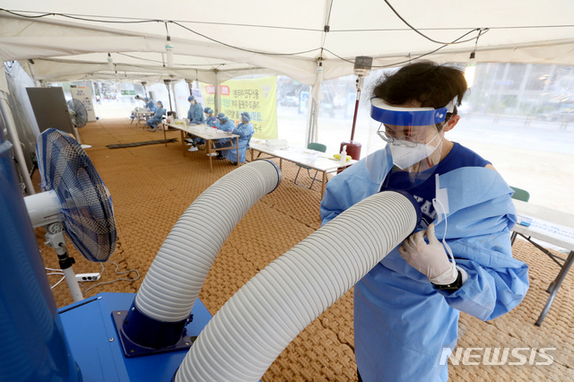 낮 기온 최고 28도...더위 식히는 의료진[서울=뉴시스] 낮 기온이 최고 28도까지 오르는 등 초여름 날씨를 보이는 22일 오후 서울 용산역 앞 코로나19 임시선별검사소에서 의료진이 에어컨 바람을 쐬고 있다.