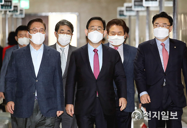 [천지일보=박준성 기자] 국민의힘 주호영 대표 권한대행과 정우택 전국위 의장이 22일 서울 여의도 국회에서 열린 제1차 전국위원회의에 참석하고 있다. (제공: 국민의힘) ⓒ천지일보 2021.4.22