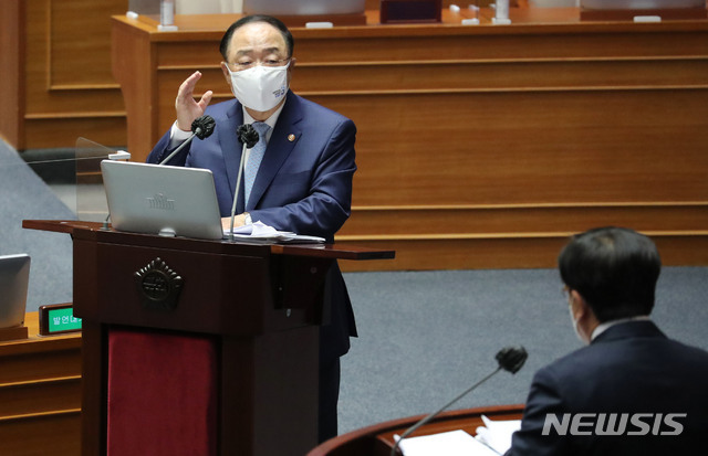 홍남기 국무총리 직무대행이 20일 오후 서울 여의도 국회 본회의에서 열린 경제분야 대정부 질문에서 국민의힘 서병수 의원의 질의에 답하고 있다. (출처: 뉴시스)