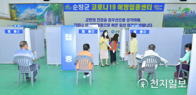순창군의 75세 이상 어르신들이 백신을 접종받기 위해 대기하고 있다. (제공: 순창군) ⓒ천지일보 2021.4.22