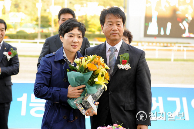 2013녀 과천시장배에서 우승한 이신영 조교사 (제공: 한국마사회) ⓒ천지일보 2021.4.25