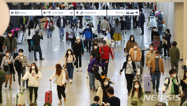‘휴일 앞두고 혼잡한 제주공항’[제주=뉴시스] 정부가 거리두기 현 단계를 3주간 유지하기로 결정한 9일 오후 휴일을 앞두고 제주를 찾은 관광객들로 제주공항이 북적이고 있다.