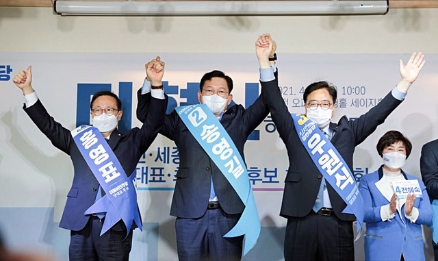 22일 오전 대전 서구 오페라웨딩홀에서 열린 더불어민주당 대표·최고위원 후보자 순회 합동연설회에서 당 대표 후보자들이 인사하고 있다. 왼쪽부터 홍영표, 송영길, 우원식 후보. (출처: 뉴시스)