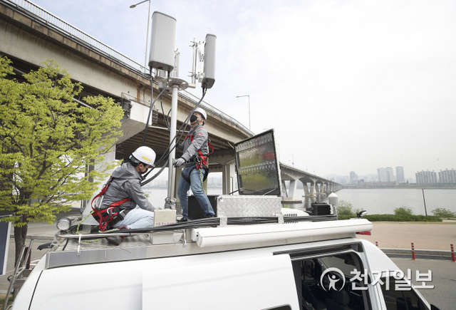 KT 직원들이 국가재난안전통신망 기지국 장비를 점검하고 있다. (제공: KT) ⓒ천지일보 2021.4.26