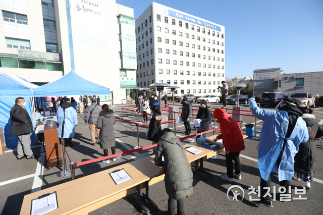 [천지일보=남승우 기자] 서울 종로구 서울시교육청에 마련된 선별진료소에서 교직원들이 신종 코로나바이러스 감염증(코로나19) 진단검사를 받기 위해 줄을 서고 있다. ⓒ천지일보DB