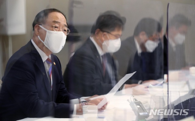 홍남기 경제부총리 겸 기획재정부 장관이 지난 21일 오전 서울 종로구 정부서울청사에서 열린 제20차 부동산시장 점검 관계장관회의에 참석해 발언하고 있다. (출처: 뉴시스)