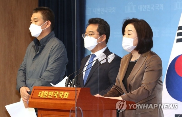 정의당 심상정(오른쪽부터), 더불어민주당 민병덕, 국민의힘 최승재 의원이 25일 국회 소통관에서 손실보상 소급적용을 위한 3당 의원 공동기자회견을 하고 있다. (출처: 연합뉴스)