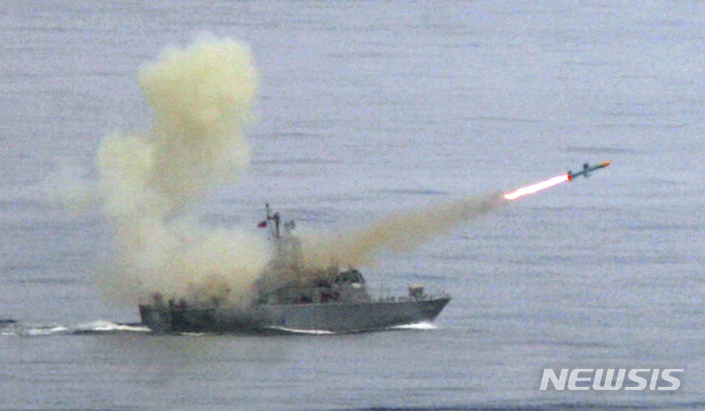 2007년 5월 16일 대만 해군 호위함이 매년 열리는 훈련 이틀째 ‘하푼’ 지대함 미사일을 발사하고 있다. (출처: 뉴시스)