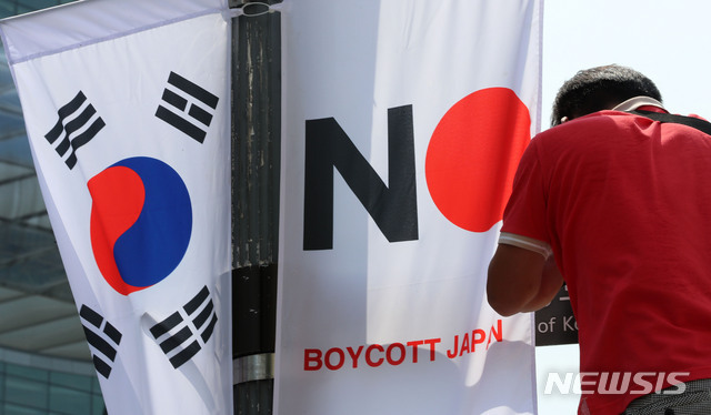 중구청이 6일 오전 서울 광화문 세종대로에 제 74주년 광복절을 맞아 태극기와 함께 일본제품 불매와 일본여행 거부를 뜻하는 '노(보이콧) 재팬-No(Boycott) Japan' 배너기를 가로변에 설치하고 있다. (출처: 뉴시스)