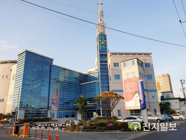 [천지일보 진주=최혜인 기자] 26일 오후 경남 진주시 순복음교단 소속 A교회 주변이 한산하다.진주시에 따르면 지난 23일 대학생 진주 1032번에서 시작된 해당 종교시설 관련 코로나19 확진자는 이날 8명이 추가되면서 총 15명으로 늘었다.방역당국은 지난 10일부터 23일까지 A교회 교인·방문자 등 파악된 317명을 대상으로 코로나 진단검사를 벌이고 있다. ⓒ천지일보 2021.4.26