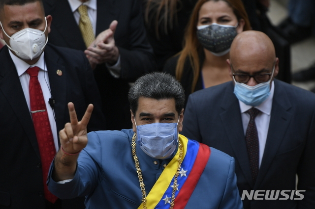 [카라카스=AP/뉴시스]니콜라스 마두로 베네수엘라 대통령이 12일(현지시간) 카라카스에서 국정연설을 하기 위해 국회 본회의장에 도착해 손을 들어 브이(V) 사인을 하고 있다. 2021.01.13.