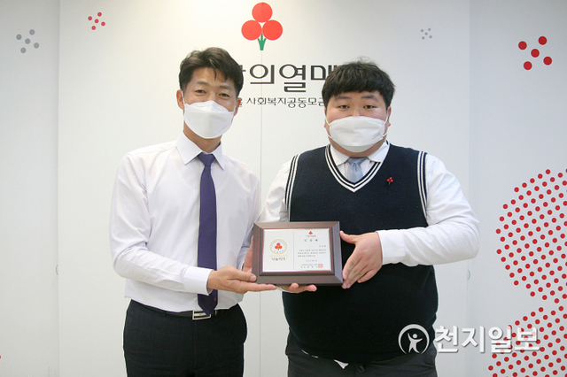 지난 26일 공무원 김민재씨(오른쪽)와 김진곤 서울 사랑의열매 사무처장(왼쪽)이 나눔리더 가입식 기념촬영을 하고 있다. (제공: 사랑의열매) ⓒ천지일보 2021.4.27