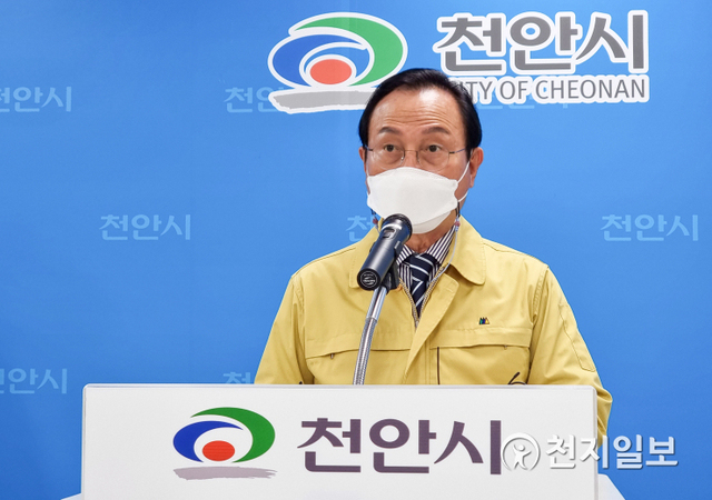 [천지일보 천안=박주환 기자] 충남 천안시 박상돈 시장이 27일 성남면 5산단 내 기업체에서 26·27일 양일간 27명이 코로나19에 집단감염 됨에 따라 긴급기자회견을 하고 있다. ⓒ천지일보 2021.4.27