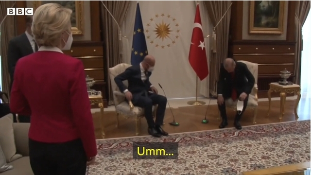 폰데어라이엔(맨 왼쪽) EU 집행위원장이 지난 6일 터키에서 열린 EU·터키 정상회담에서 에르도안(오른쪽) 터키 대통령과 미셸(가운데) EU 상임의장이 나란히 앉은 가운데 의자가 없어 서 있는 모습. (출처: 터키대통령궁, BBC)