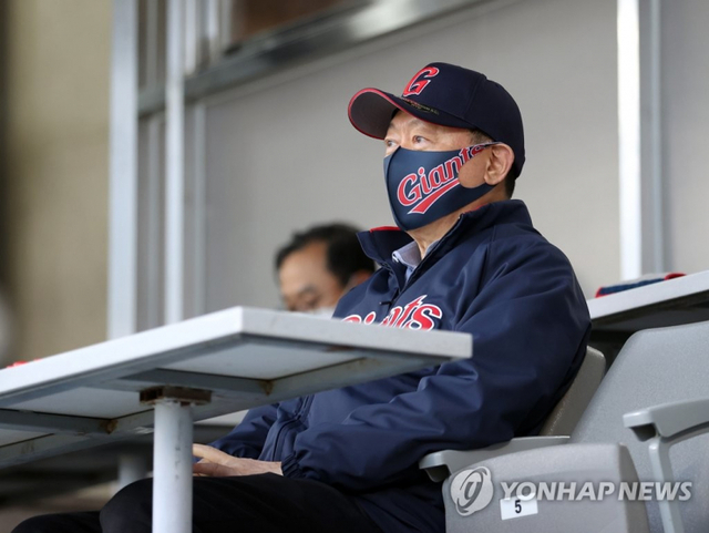 27일 오후 서울 잠실야구장에서 열린 프로야구 롯데와 LG의 경기. 롯데 구단주인 신동빈 롯데그룹 회장이 경기를 지켜보고 있다. (출처: 연합뉴스)