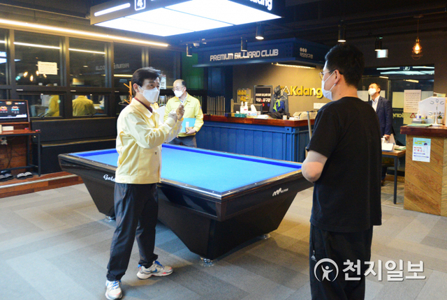 조규일 시장(왼쪽)이 지난 26일 밤 상평동 일대 다중이용시설을 방문해 현장을 점검하고 ‘잠깐 멈춤’ 캠페인을 홍보하고 있다. (제공: 진주시) ⓒ천지일보 2021.4.28