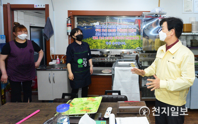 조규일 시장(오른쪽)이 26일 밤 상평동의 한 음식점을 찾아 현장을 점검하고 ‘잠깐 멈춤’ 캠페인을 홍보하고 있다. (제공: 진주시)  ⓒ천지일보 2021.4.28