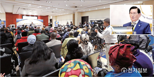 2018년 8월 13일 남아공 케이프타운 웨스턴호텔에서 ‘아프리카 평화지도자 회의: 평화가치 교육세션’이 진행되는 가운데 HWPL 이만희 대표(오른쪽 위 사진)가 기조강연을 진행하고 있다. (제공: HWPL) ⓒ천지일보 2021.4.28