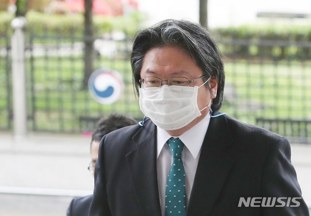[서울=뉴시스] 소마 히로히사 주한 일본대사관 총괄공사가 27일 서울 종로구 도렴동 외교부 청사로 초치되고 있다. 일본 외무성은 이날 독도가 일본 영토라는 주장을 담은 2021년 외교청서를 발간하고 이를 스가 요시히데 일본 총리가 주재한 각료회의에 보고했다. (공동취재사진) 2021.04.27.