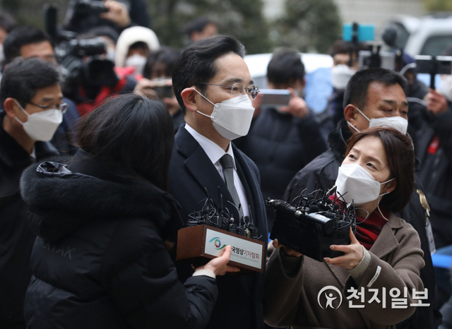 [천지일보=남승우 기자] 국정농단 혐의로 재판을 받고 있는 이재용 삼성전자 부회장이 18일 오후 서울 서초구 서울고등법원에서 열린 국정농단 사건 파기환송심 선고 공판에 출석하고 있다. ⓒ천지일보 2021.1.18