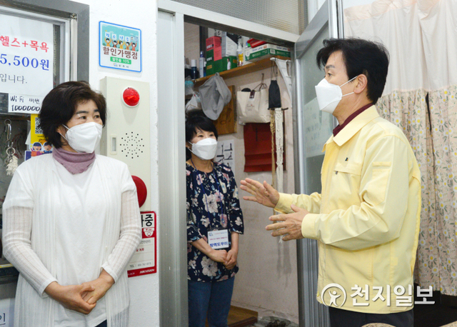 조규일 시장(오른쪽)이 26일 밤 상평동의 한 목욕탕을 찾아 현장을 점검하고 ‘잠깐 멈춤’ 캠페인을 홍보하고 있다. (제공: 진주시) ⓒ천지일보 2021.4.28