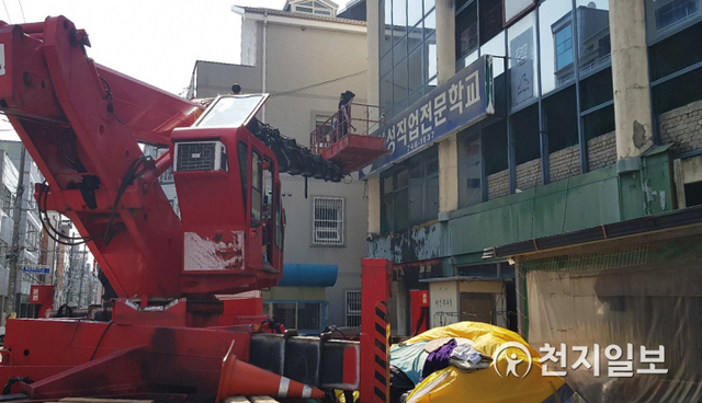 시민안전을 위협하는 노후위험 간판철거 모습. (제공: 진주시) ⓒ천지일보 2021.4.29