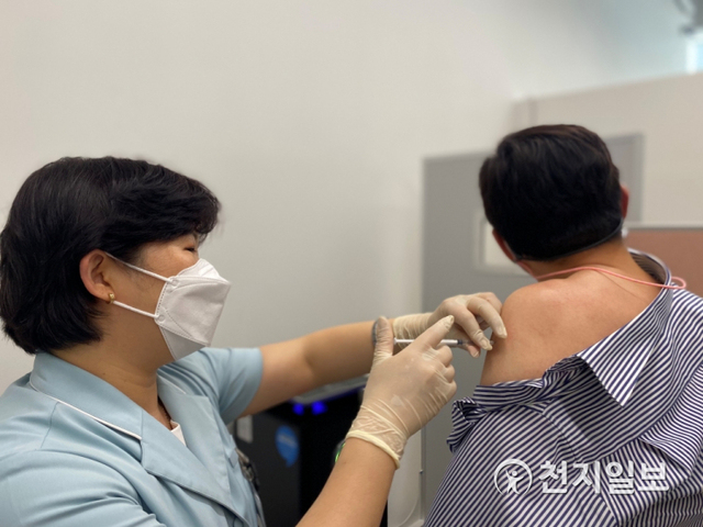 해운대부민병원 코로나19 예방접종실에서 조기접종 대상자가 AZ백신을 접종 받고 있다 (제공: 부민병원) ⓒ천지일보 2021.4.29