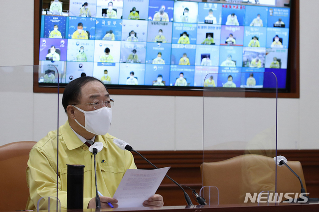 코로나19 중대본 회의, 발언하는 홍남기 국무총리 직무대행[서울=뉴시스] 홍남기 국무총리 직무대행이 21일 오전 서울 종로구 정부서울청사에서 열린 코로나19 중앙재안안전대책본부(중대본) 회의에 참석해 발언하고 있다. (공동취재사진)