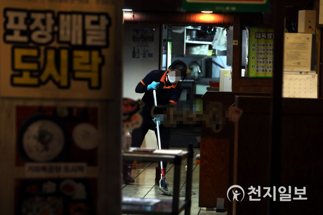[천지일보=남승우 기자] 수도권의 사회적 거리두기 2.5단계 시행 첫 날인 8일 밤 서울 종로구 종각 젊음의 거리의 한 음식점에서 종업원이 가게를 정리하고 있다. ⓒ천지일보 2020.12.8